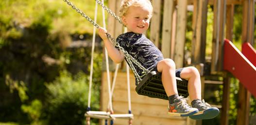Kleinkind beim Schaukeln