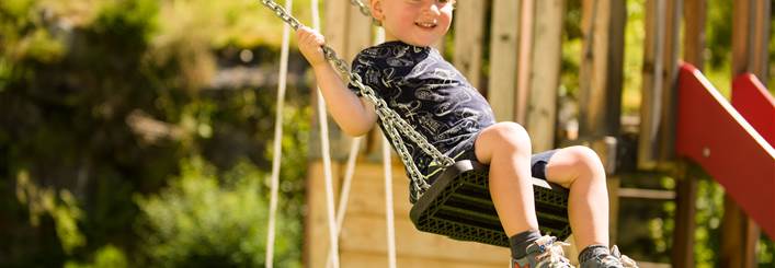 Kleinkind beim Schaukeln